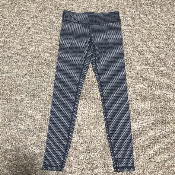 Grey black and white pattern ivivva leggings - Picture 1 of 2